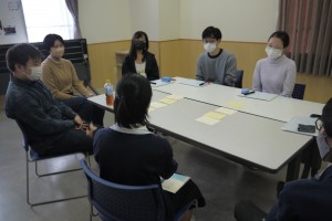 人が机を囲んで議論している様子